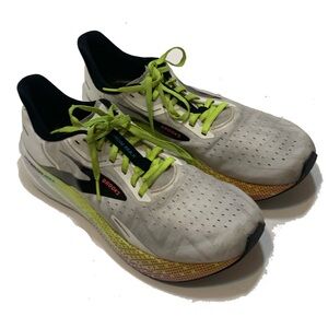 11.5 / brooks hyperion max sneaker